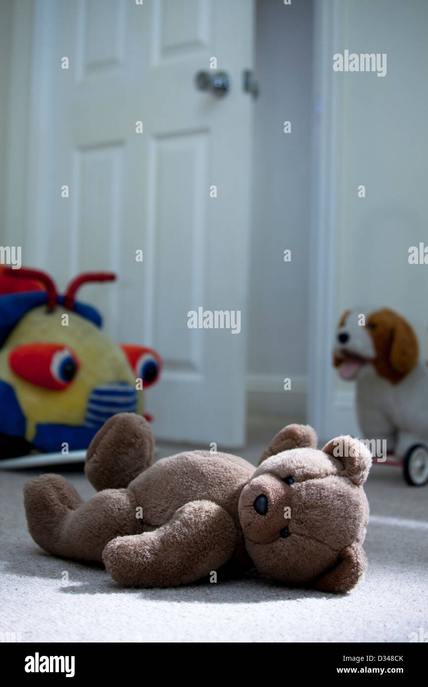 Brauner Teddybär auf ein Kind Schlafzimmer Boden. Stockfoto