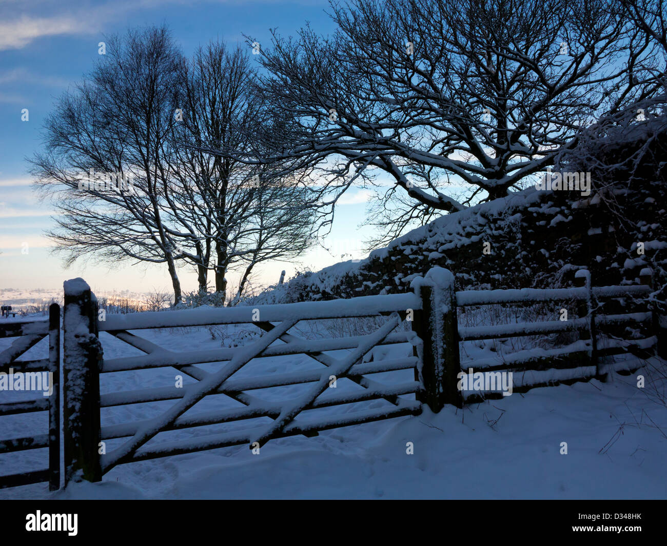 Winterlandschaft mit Schnee Tor und Bäume auf dem High Peak Trail in der Nähe von Cromford in Derbyshire Dales Peak District England UK Stockfoto