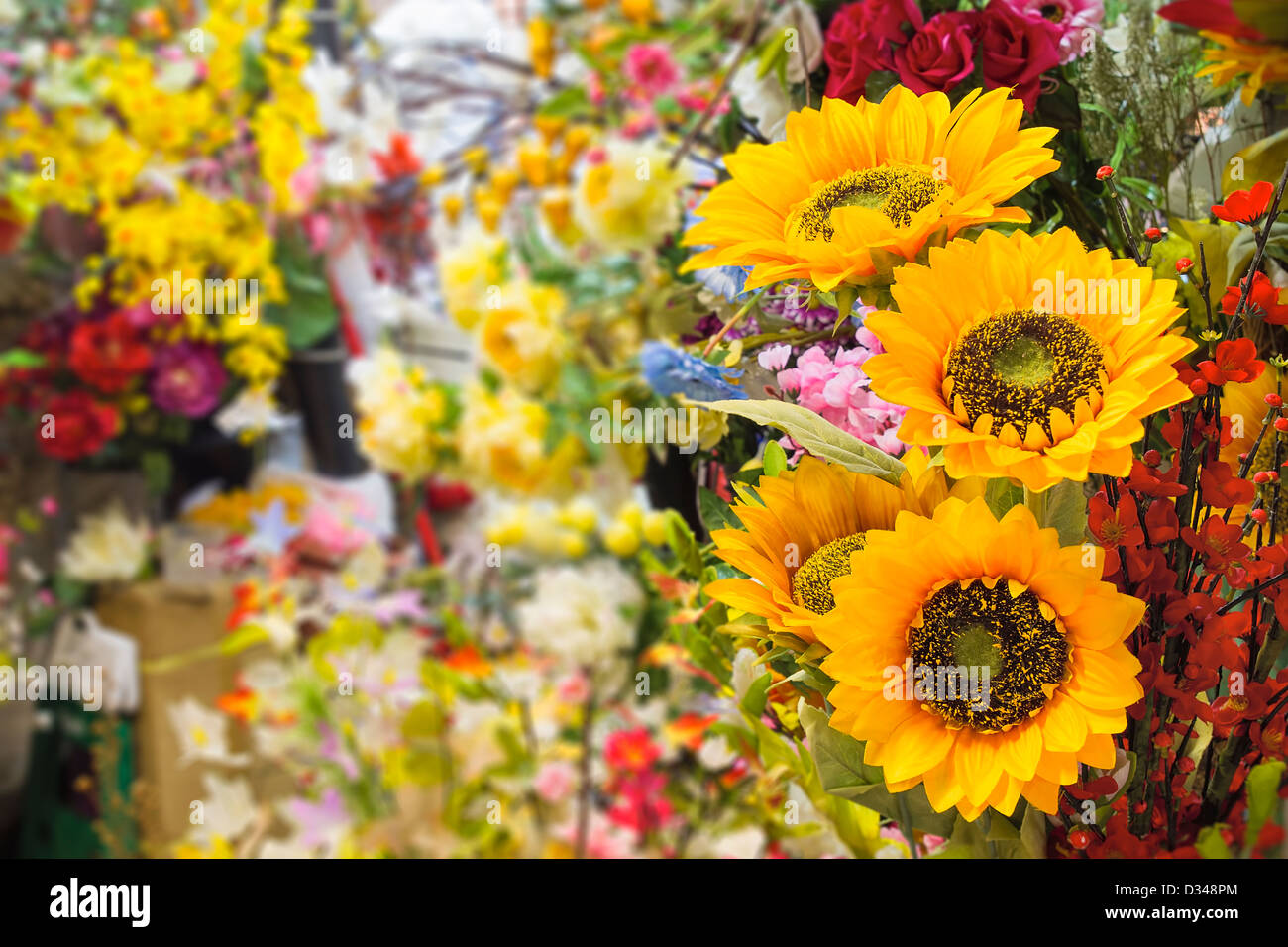 Seidenblume Shop mit Sonnenblumen Kirschblüte Rosen Hintergrund Stockfoto