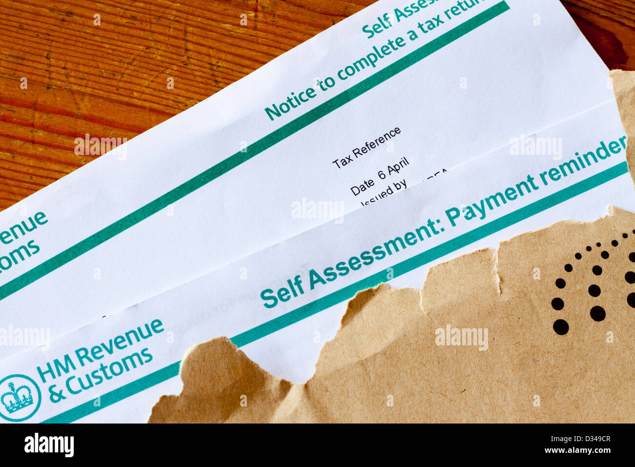 UK HM Revenue and Customs SelfAssessment Zahlungserinnerung und beachten Sie eine Steuererklärung mit braunen Umschlag abgeschlossen Stockfoto