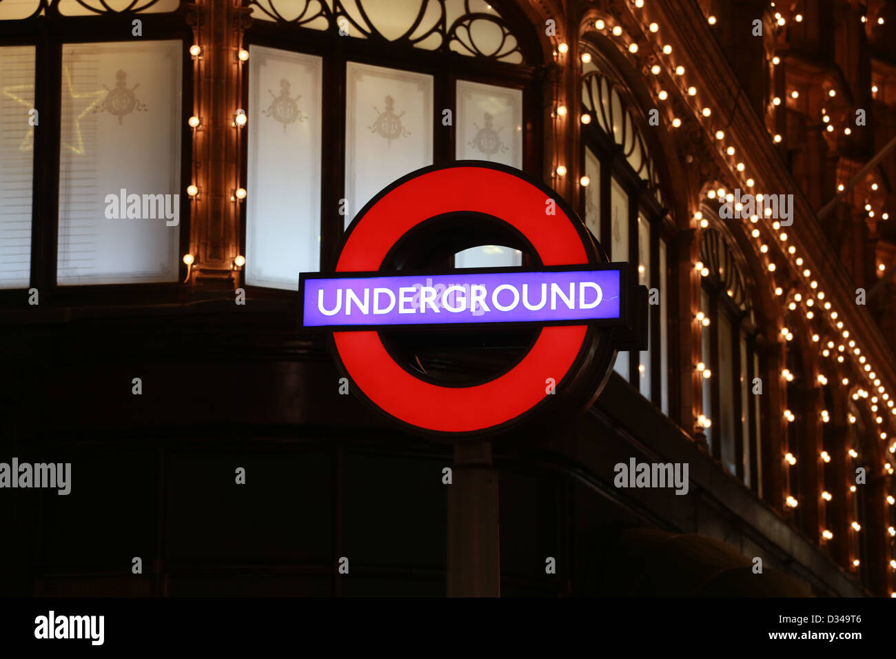London underground-Logo mit shopping Lichter als Hintergrund. Es ist 150 Jahre seit seiner seiner ersten Eröffnung. Stockfoto