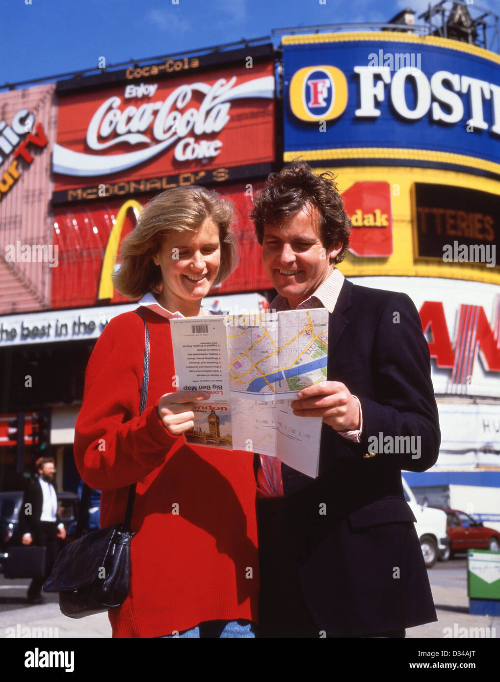 Junges Paar Blick auf London Karte in Piccadilly Circus, City of Westminster, London, England, Vereinigtes Königreich Stockfoto