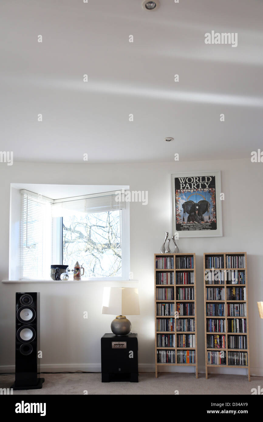 Offenes Wohnzimmer mit Lautsprechern und CD Regale Cheltenham Gloucestershire England Stockfoto