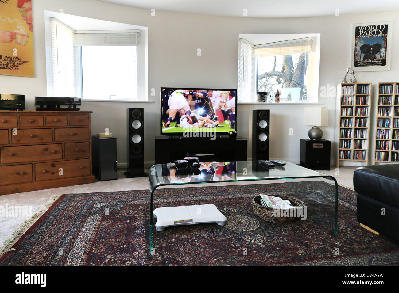 Modernes Wohnzimmer mit Flachbildschirm-Fernseher, Lautsprecher und Glas Couchtisch Cheltenham Gloucestershire England Stockfoto