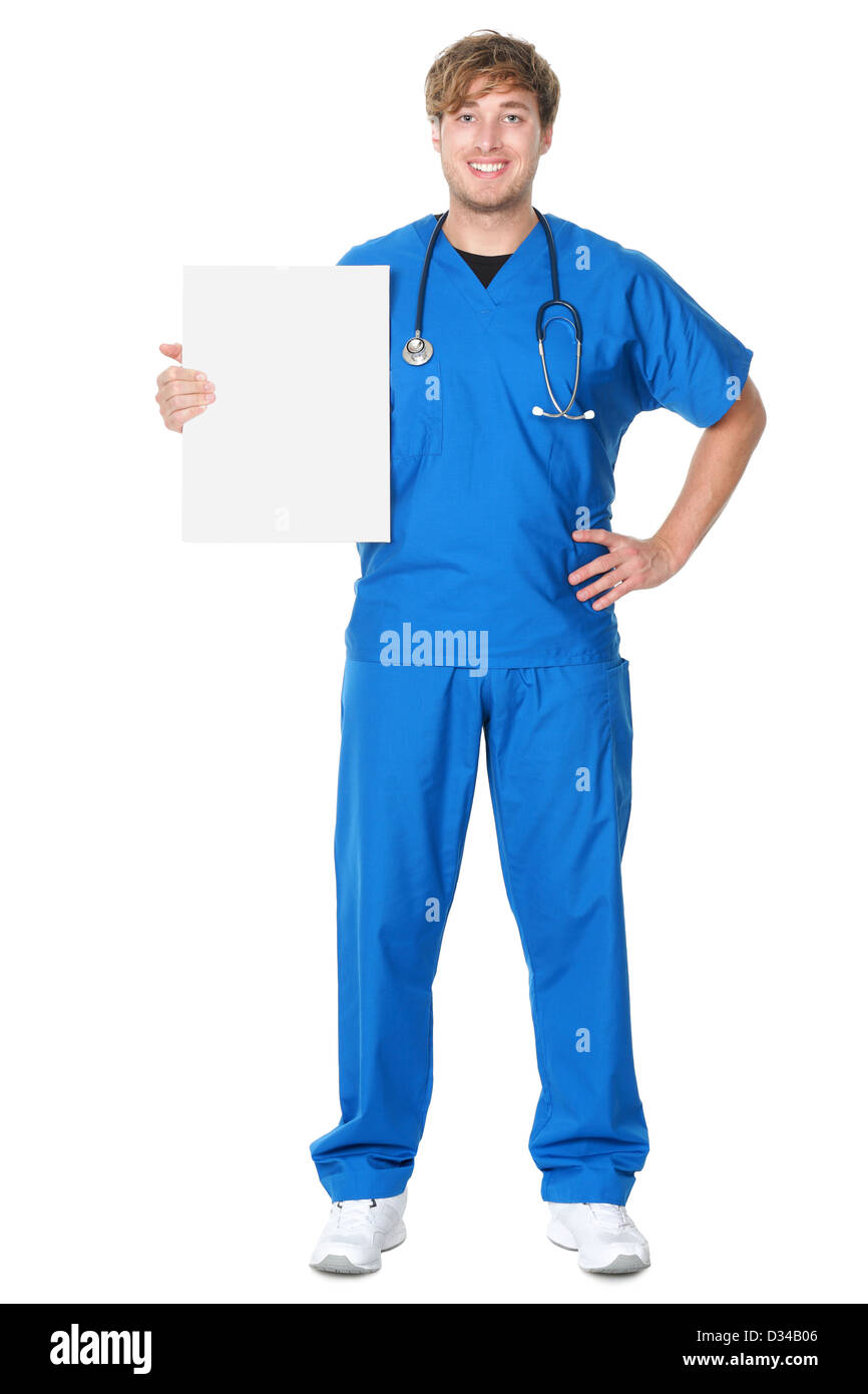 Volle Länge des jungen medizinischen professionellen tragen blaue Peelings und Stethoskop zeigt Billboard isoliert auf weißem Hintergrund Stockfoto