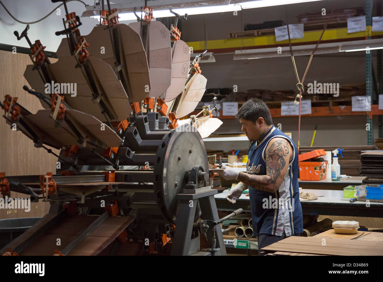 El Cajon, Kalifornien - Arbeitnehmer machen Gitarren werkseitig Taylor-Gitarren. Stockfoto