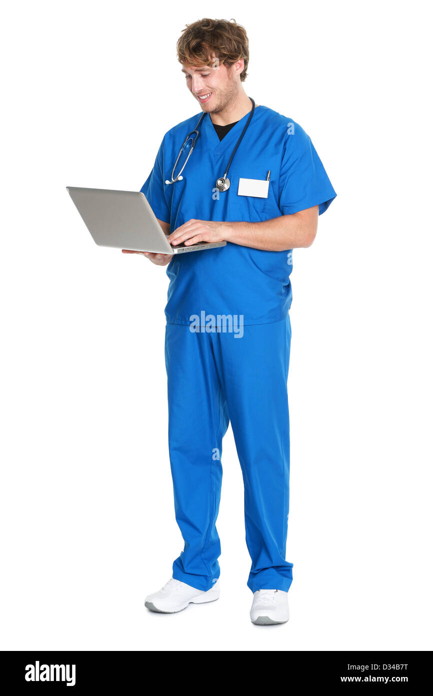 Voller Länge glücklich junge professionelle Mediziner arbeiten am Laptop Stand isoliert auf weißem Hintergrund Stockfoto