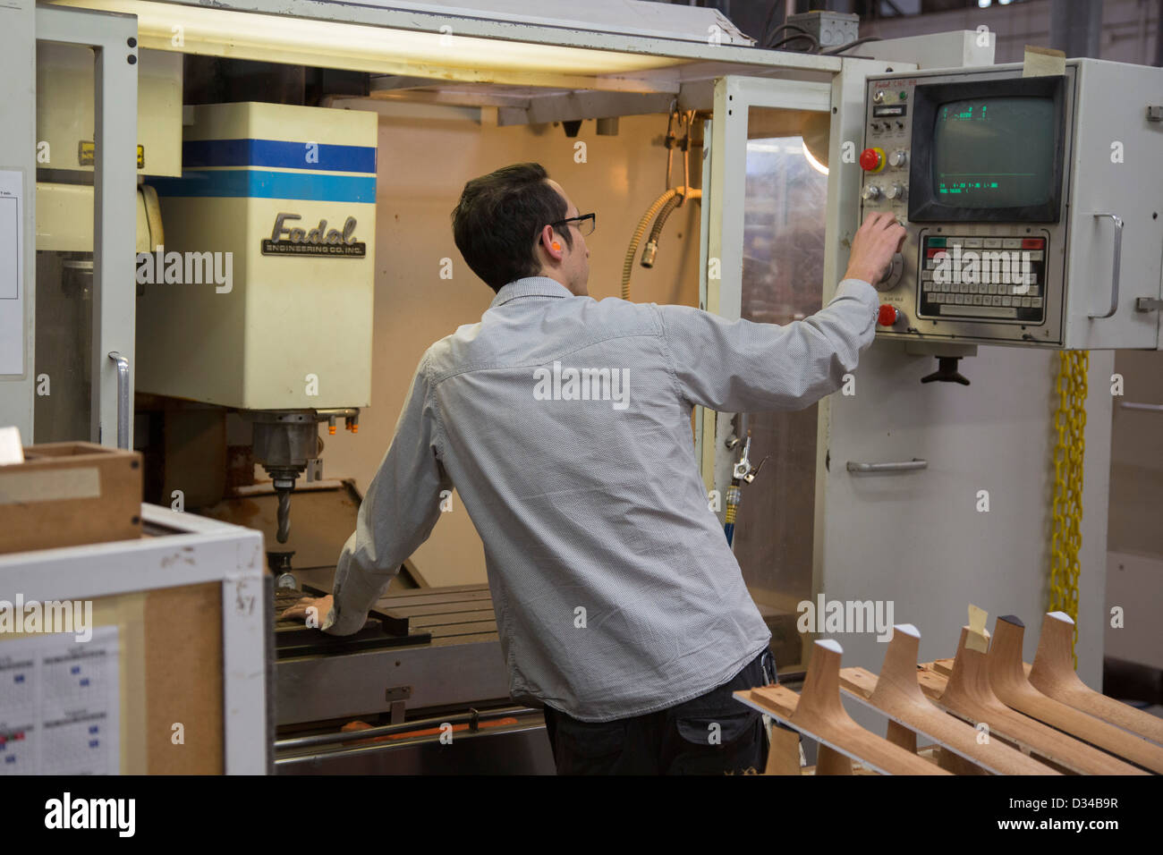 El Cajon, Kalifornien - Arbeitnehmer machen Gitarren werkseitig Taylor-Gitarren. Stockfoto El Cajon, Kalifornien - Arbeitnehmer machen Gitarren werkseitig Taylor-Gitarren. Stockfoto