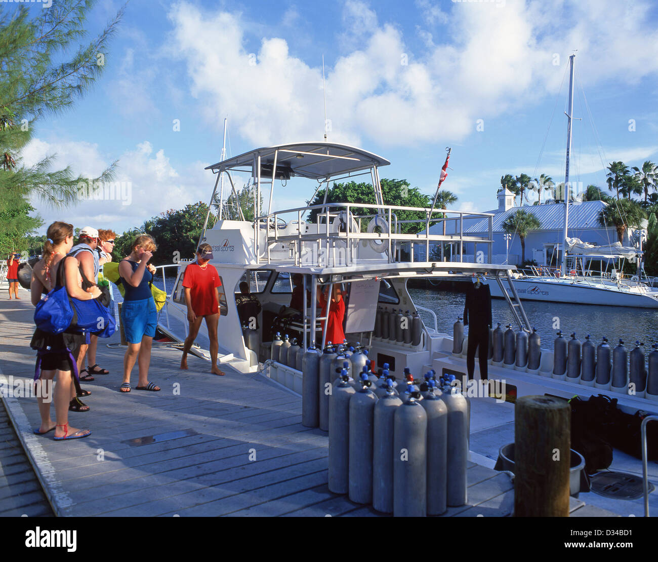 Tauchboot mit Ausrüstung in George Town, Grand Cayman, Cayman-Inseln, die großen Antillen, Karibik Stockfoto