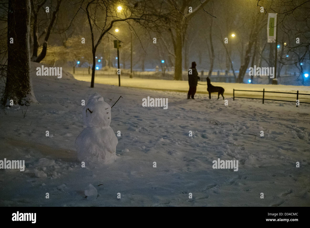 New York, USA. 8. Februar 2013. Ein Schneemann steht im Central Park als Schnee fällt aus einem massiven Wintersturm voraussichtlich mehr als zwei Füße Schnee auf Teile der nordöstlichen Vereinigten Staaten bringen. Bildnachweis: Joseph Reid / Alamy Live News Stockfoto