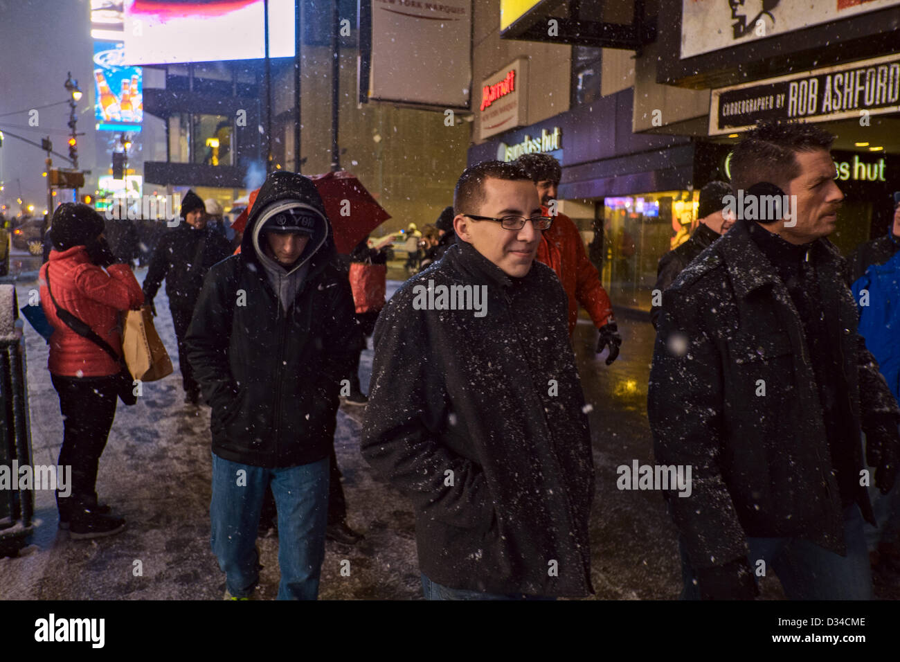 New York, USA. 8. Februar 2013. Menschen zu Fuß über den Times Square, wie schwere Schneefälle von einem Sturm, die voraussichtlich um bis zu zwei Füße Schnee auf Teile der nordöstlichen Vereinigten Staaten zu bringen. Bildnachweis: Joseph Reid / Alamy Live News Stockfoto