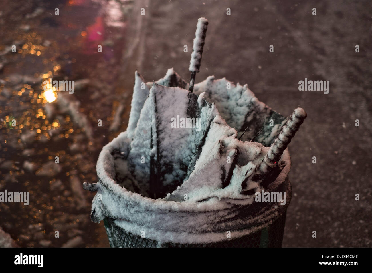 New York, USA. 8. Februar 2013. Gebrauchte Schirme in einem Papierkorb können auf dem Times Square Schnee ansammeln, wie eine massive Wintersturm der Nordosten der Vereinigten Staaten trifft. Bildnachweis: Joseph Reid / Alamy Live News Stockfoto