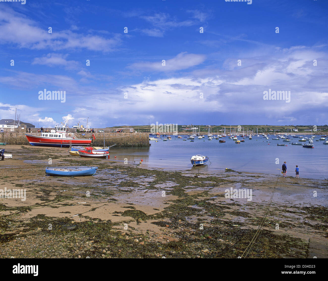 Hafen und Porthcressa Strandblick, Str. Marys, Hugh Town, Isles of Scilly, Cornwall, England, Vereinigtes Königreich Stockfoto