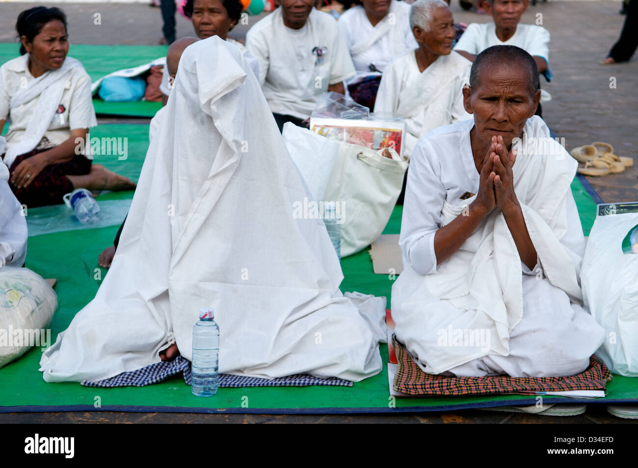 Kambodschanischen buddhistischen Nonnen, sehr konzentriert, der Verlust von König Norodom Sihanouk im Royal Palace Park, Phnom Penh, Kambodscha trauern. © kraig Lieb Stockfoto