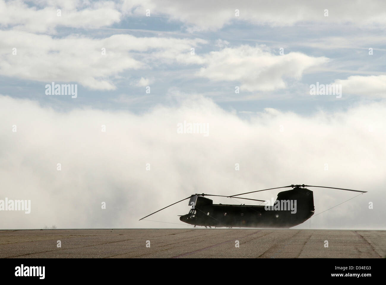 Silhouette der Militärhubschrauber Transportfahrzeuge Stockfoto