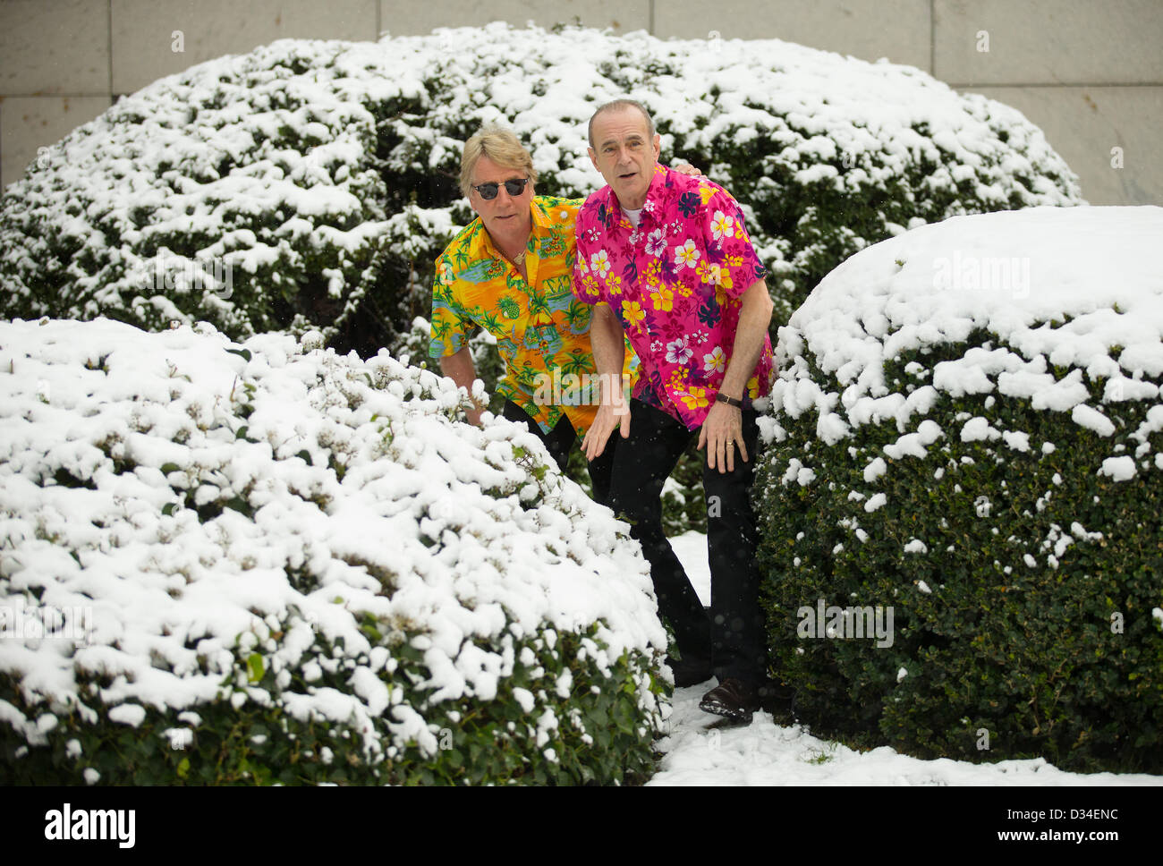 Berlin, Deutschland. 9. Februar 2013. Britische Musiker Rick Parfitt (L) und Francis Rossi der Band Status Quo darstellen bei einem Fototermin während der 63. jährliche Berlin International Film Festival Berlinale, in der Nähe des Hotel Interconti in Berlin, Deutschland, 9. Februar 2013. Foto: Hannibal/Dpa/Alamy Live News Stockfoto