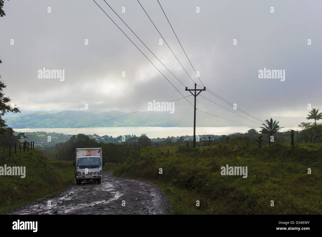 Lastwagen auf einem nassen Feldweg führt zum See Arenal in der Nähe des Dorfes Nuevo Arenal. Costa Rica Stockfoto