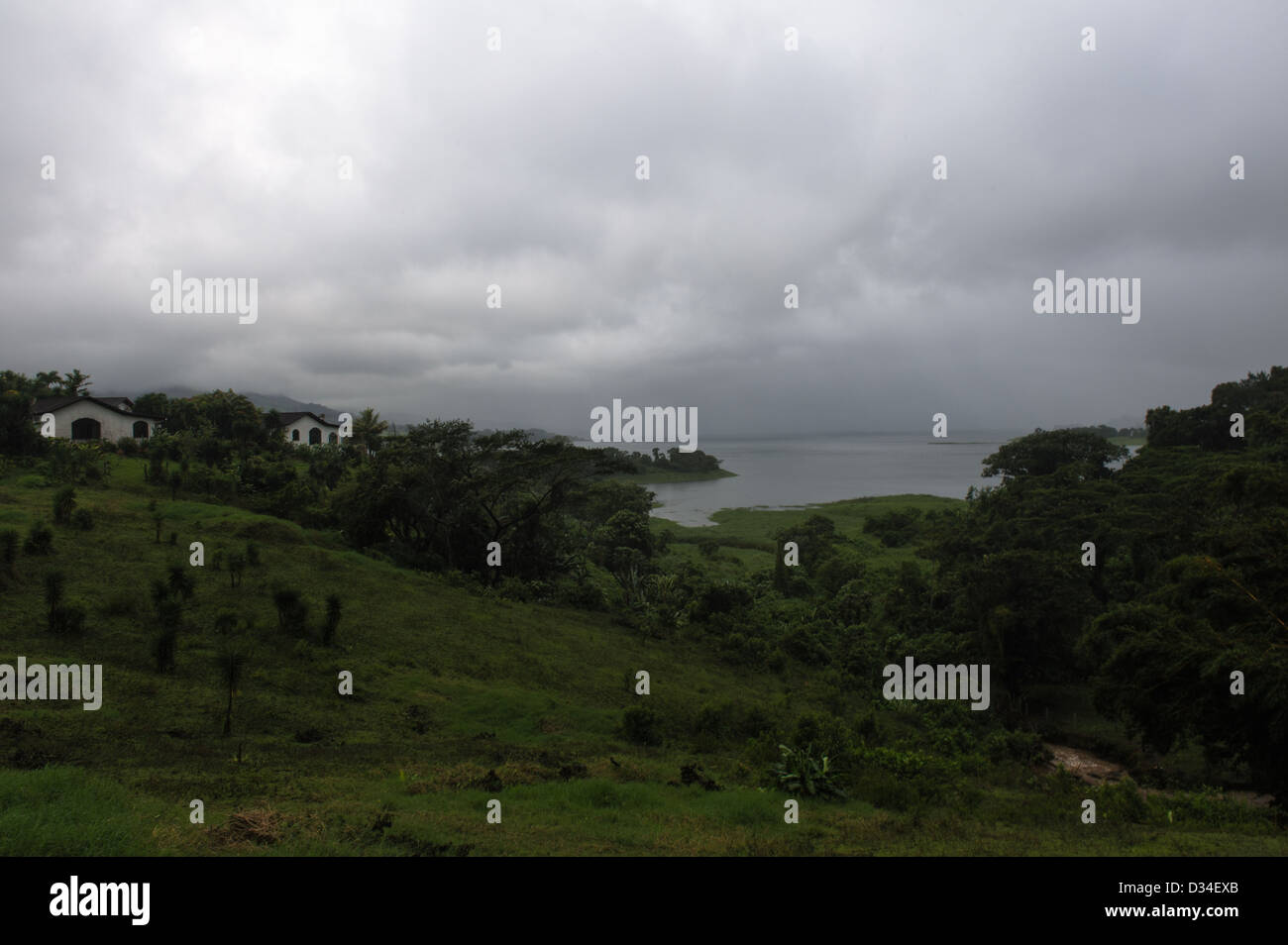 Arenal-See mit starkem Regenwolken bedeckt. Costa Rica. Stockfoto
