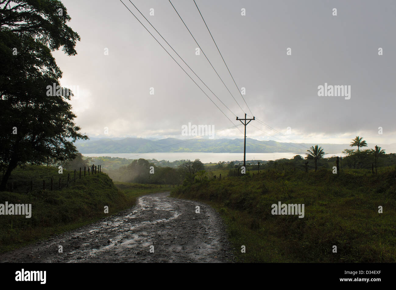 Einem nassen Feldweg führt zu Arenal-See. in der Nähe des Dorfes Nuevo Arenal Costa Rica Stockfoto