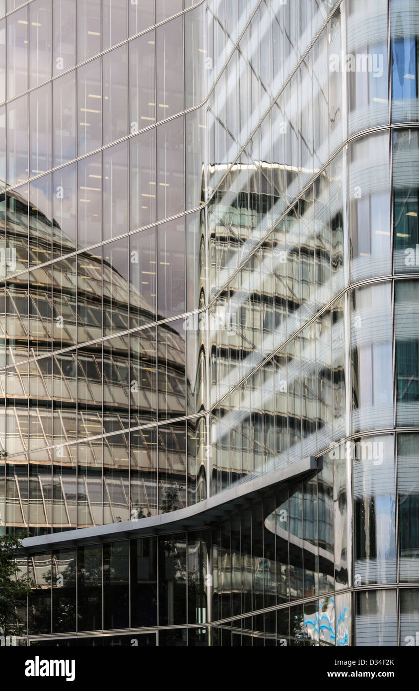 Reflexion der GLA, Gebäude Nr. 3 weitere London Riverside, UK Stockfoto