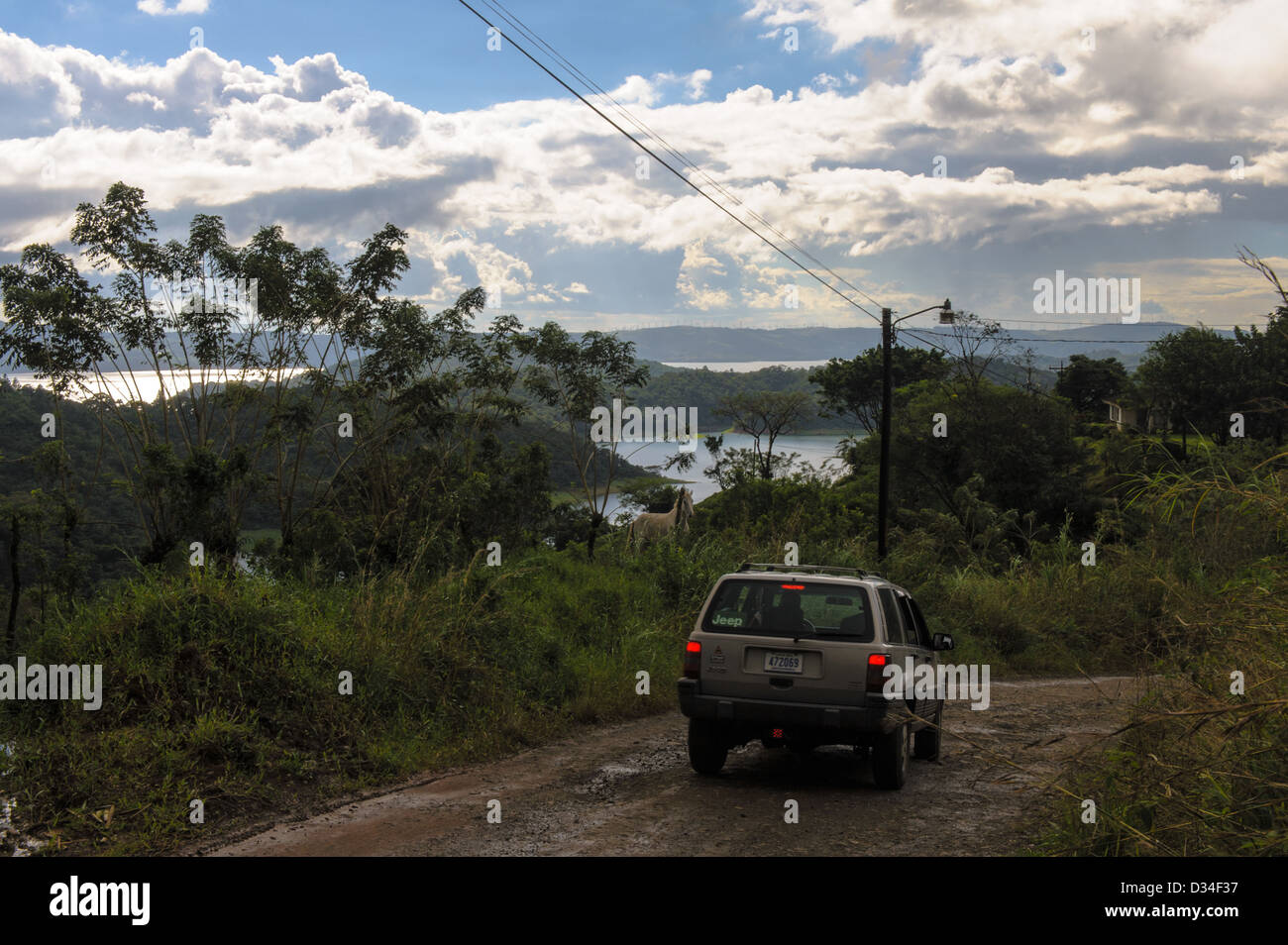 Jeep Verlangsamung auf einem Feldweg führt zum See Arenal in der Nähe des Dorfes Nuevo Arenal Costa Rica Stockfoto