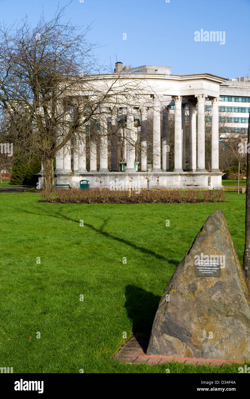 Raoul Wallenberg Gedenkstein und Wales National War Memorial, Alexandra Gardens Cathays Park, Cardiff, Wales, UK. Stockfoto