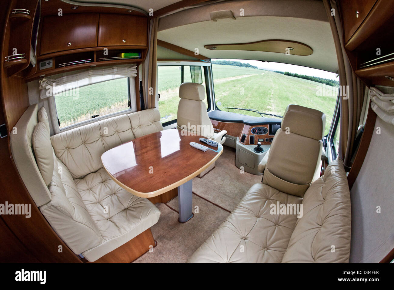 Sitzecke und Tisch im Concorde Luxus Wohnmobil Innenraum Stockfoto