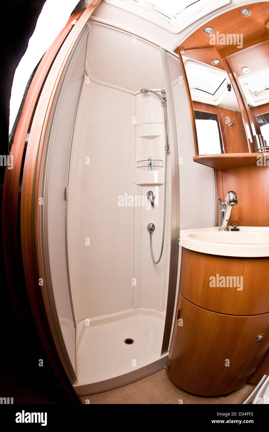 Duschkabine und Waschbecken in der Concorde-Luxus-Wohnmobil Stockfoto