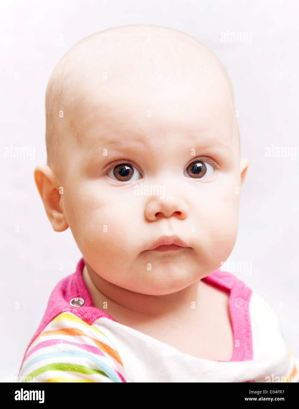 Kleine ruhige Brown eyed Baby Closeup Studioportrait Stockfoto