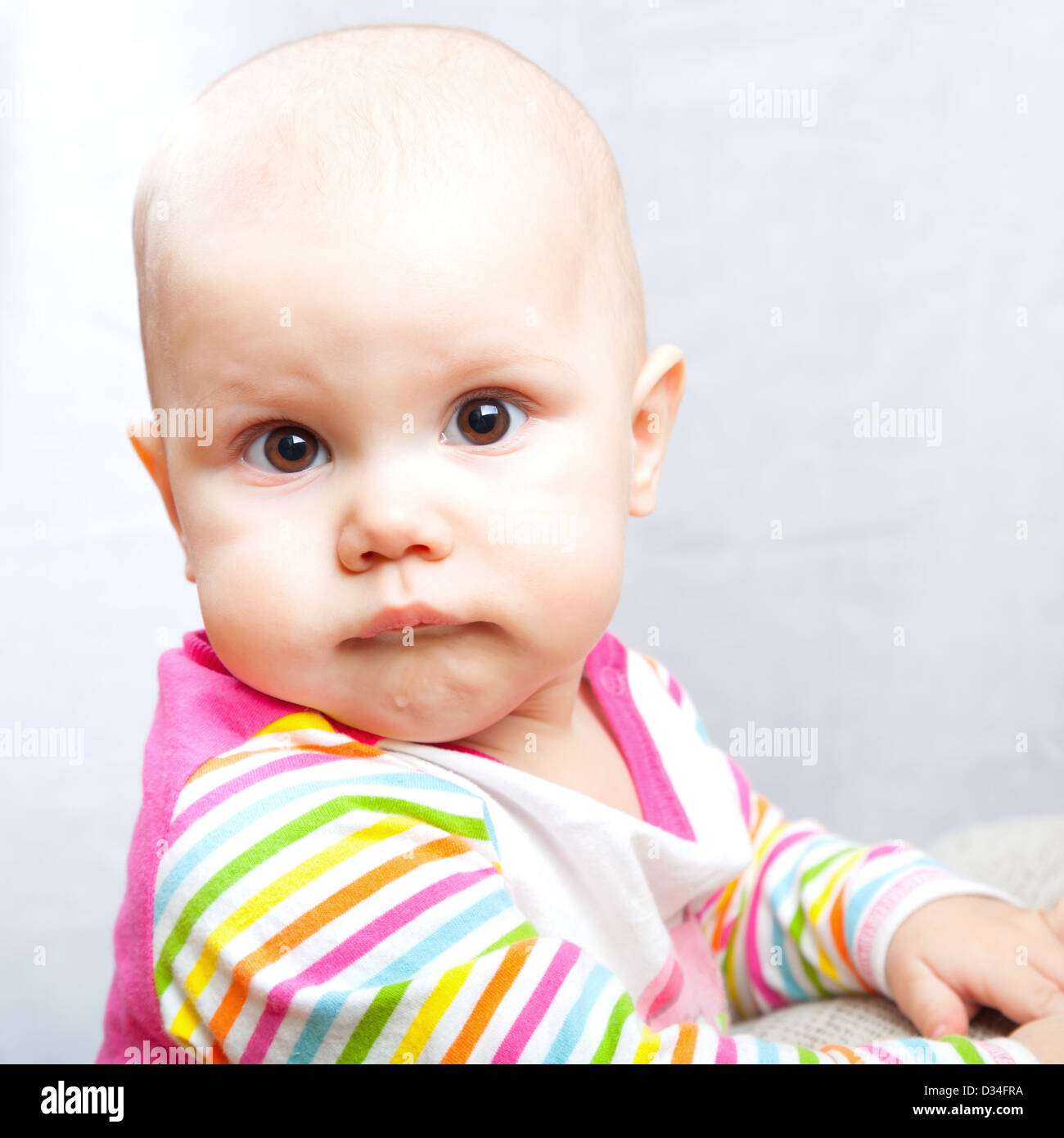 Kleine braune Augen Baby spitzte ihre Lippen. Сloseup Studio-Porträt Stockfoto