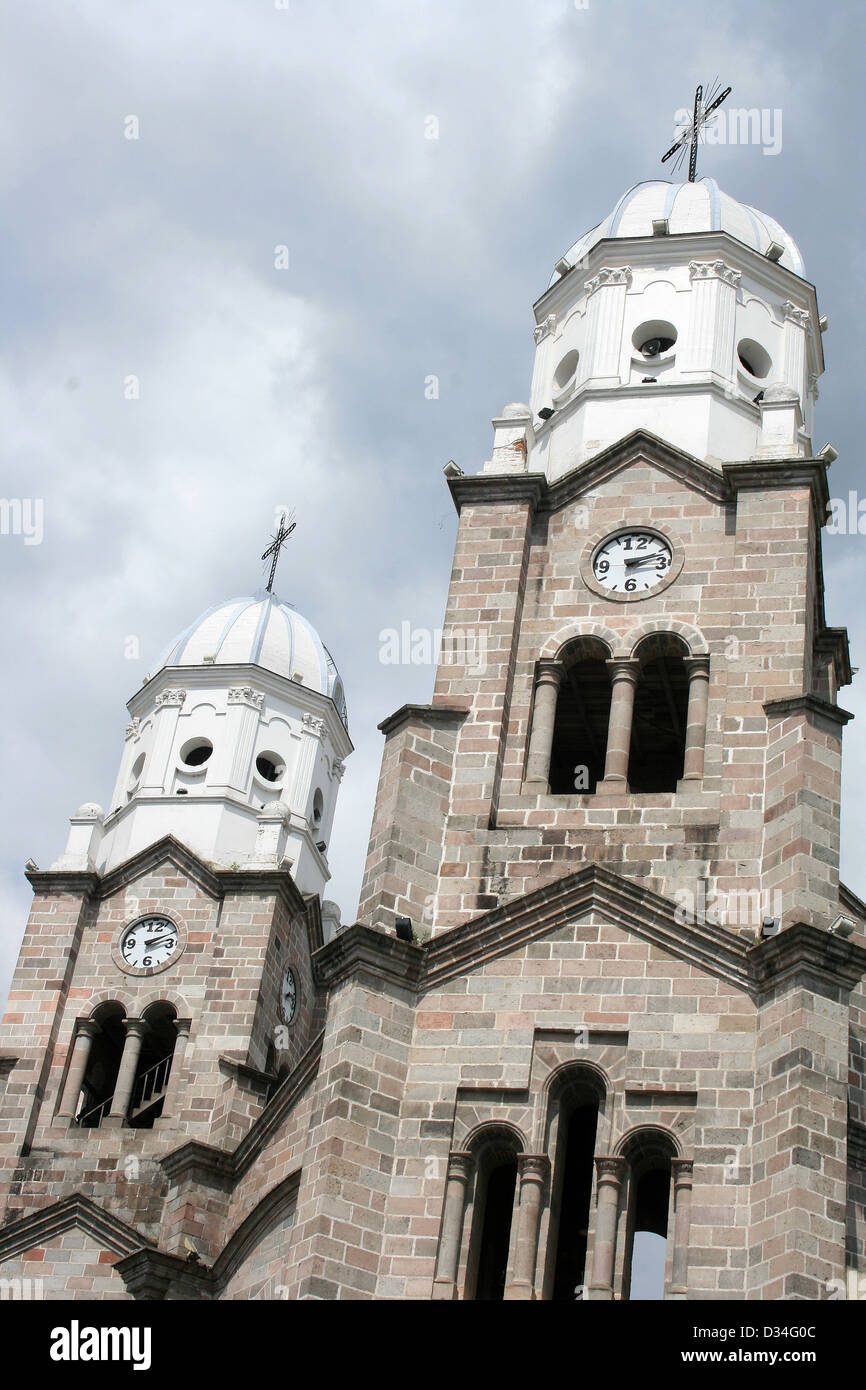 Zwei Glockentürme mit Kreuzen in Ibarra Kathedrale in Ibarra, Ecuador Stockfoto