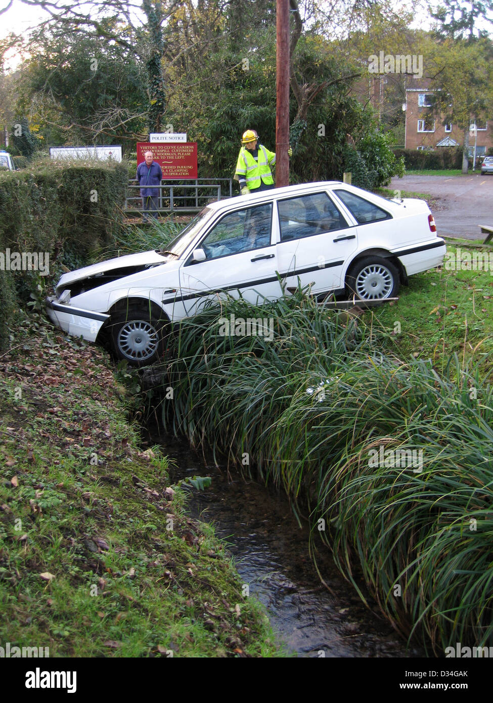 Volvo Auto prallte gegen Wasser gefüllten Graben am Blackpill in der Nähe von Swansea, Großbritannien. Stockfoto