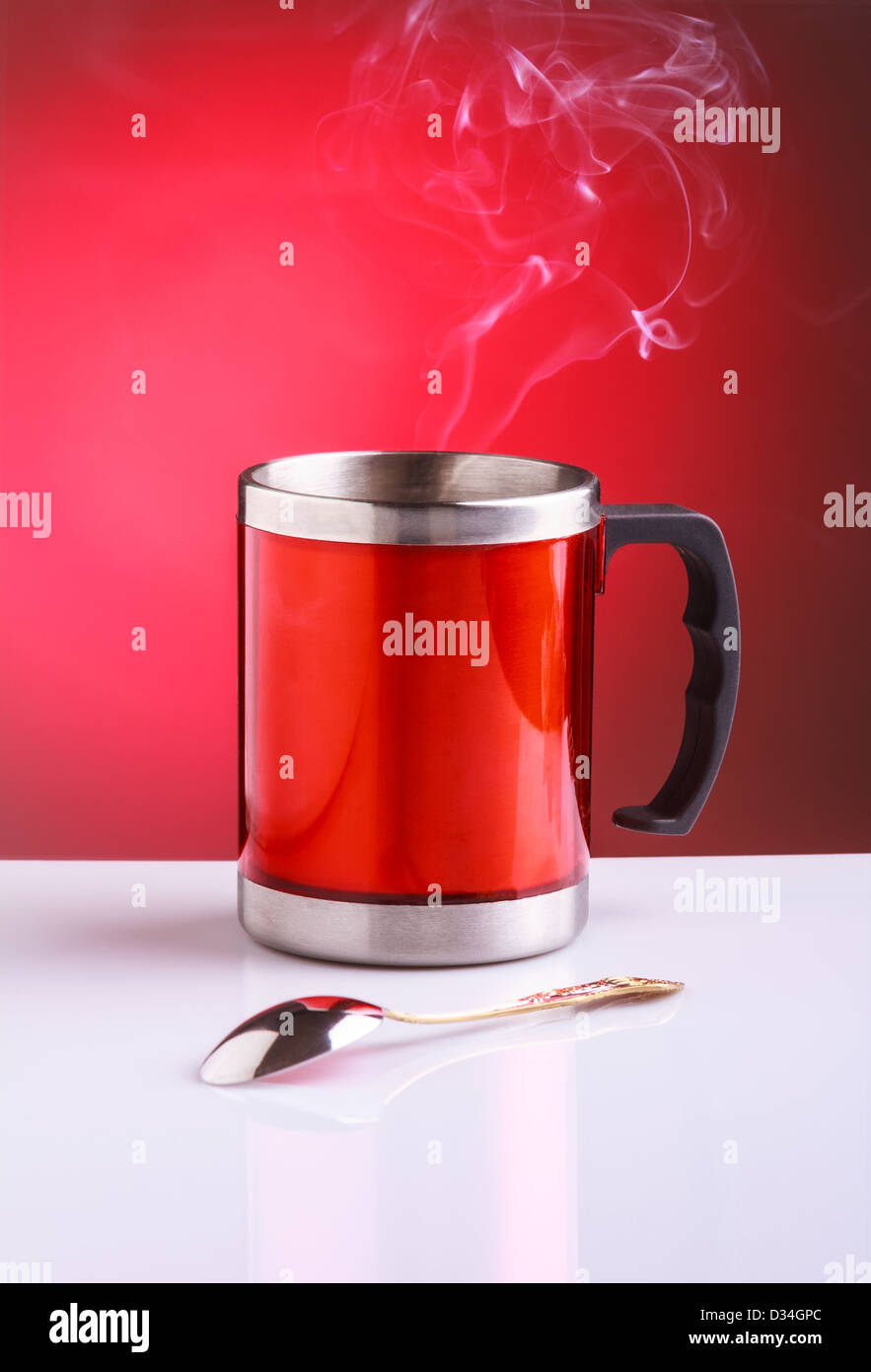 Modernen roten Becher mit heißem Tee und Löffel Stockfoto