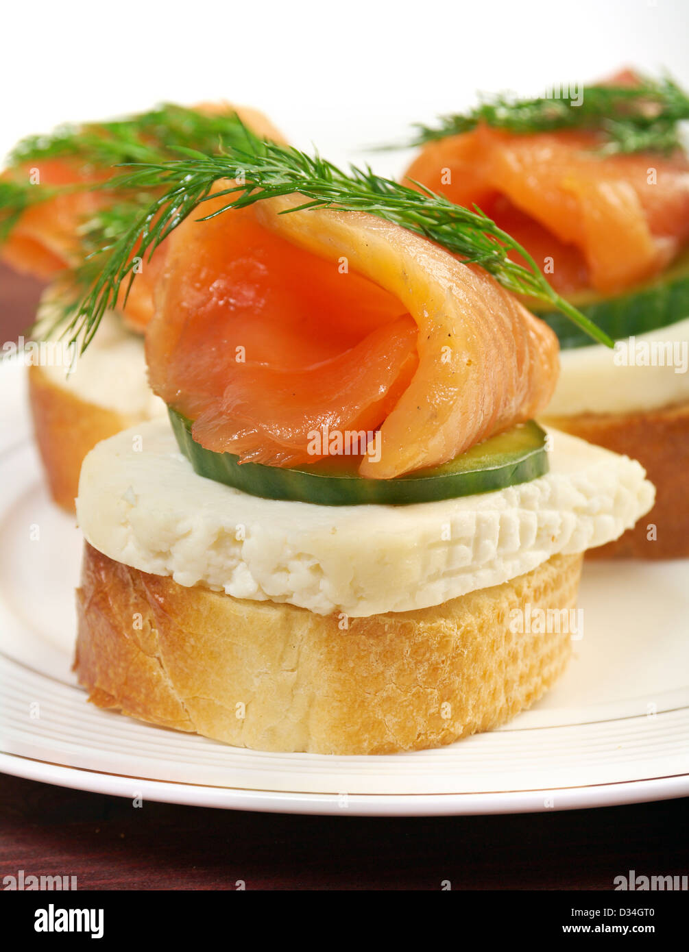 Kanapees mit geräuchertem Lachs, Käse und Gurken. Nahaufnahme ...