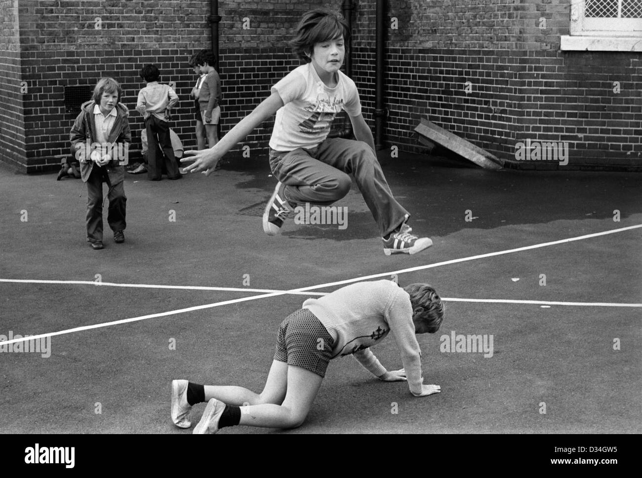 Spiele auf dem Spielplatz. South London Junior School 1970s UK. England 1975 HOMER SYKES Stockfoto