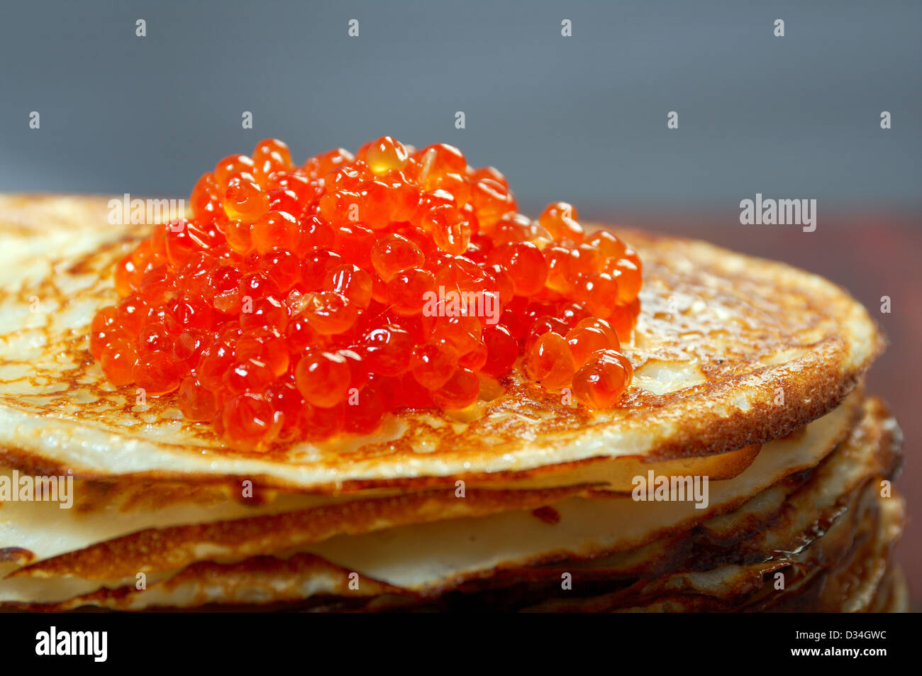 Traditionelle russische Pfannkuchen mit rotem Kaviar Stockfotografie ...