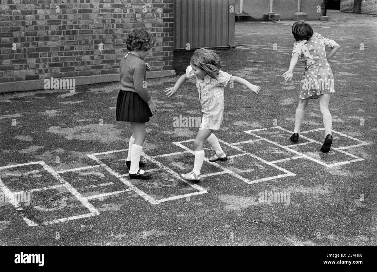 Grundschule Spielplatz. Mädchen hopse spielen. Südlich von London. 1970 s Großbritannien. England Uk 70 s UK HOMER SYKES Stockfoto