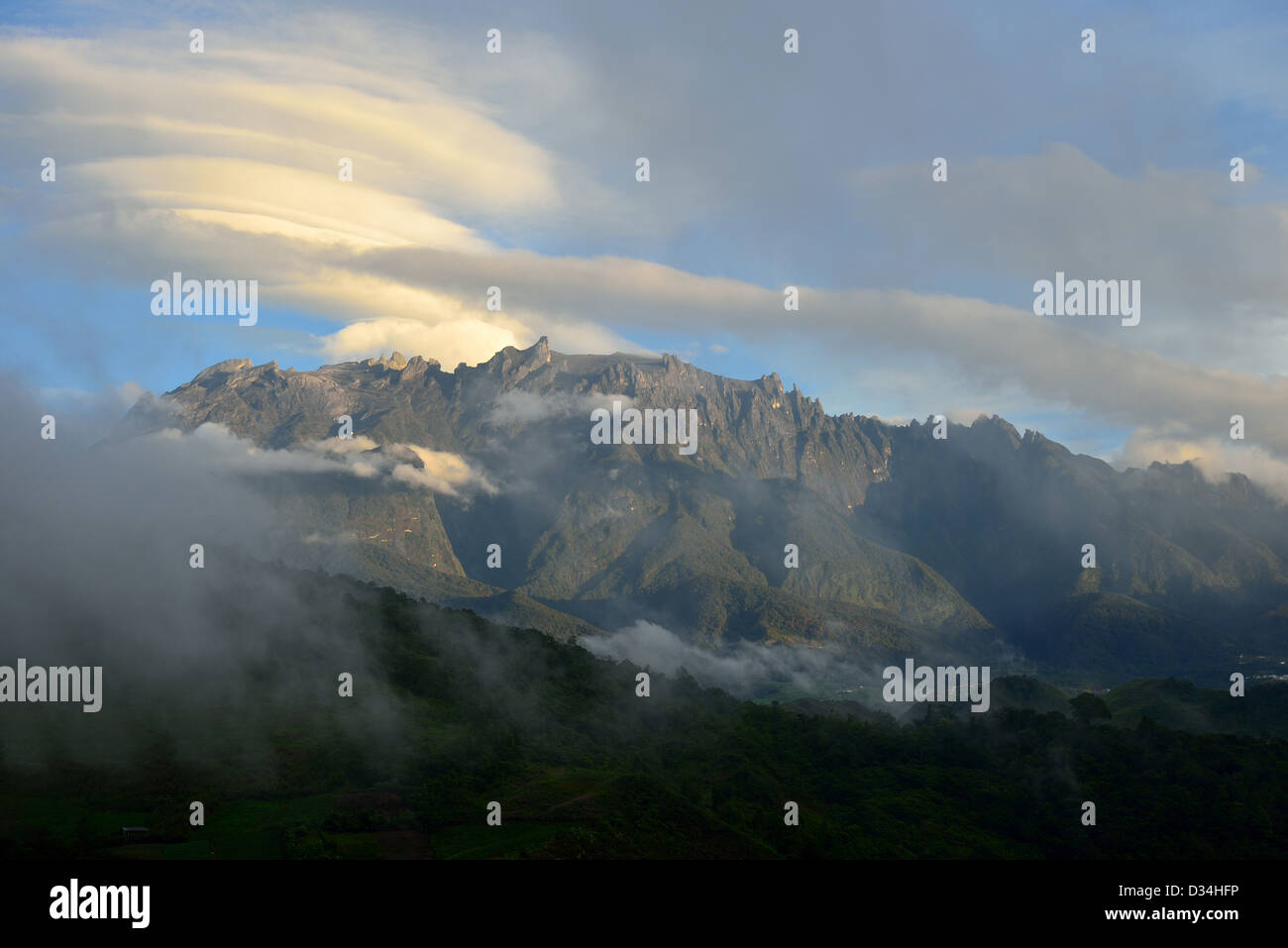 Mount Kinabalu in einer dünnen Wolke. Kinabalu National Park, Sabah, Borneo, Malaysia. Stockfoto