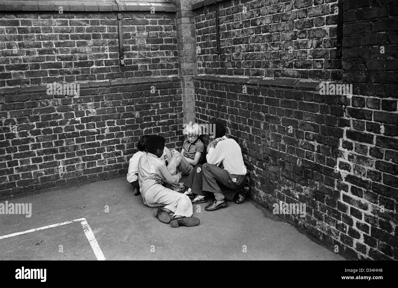 Spielplatz der Grundschule. Jungs spielen zusammen. South London. England Großbritannien 1970er Jahre Großbritannien. HOMER SYKES Stockfoto