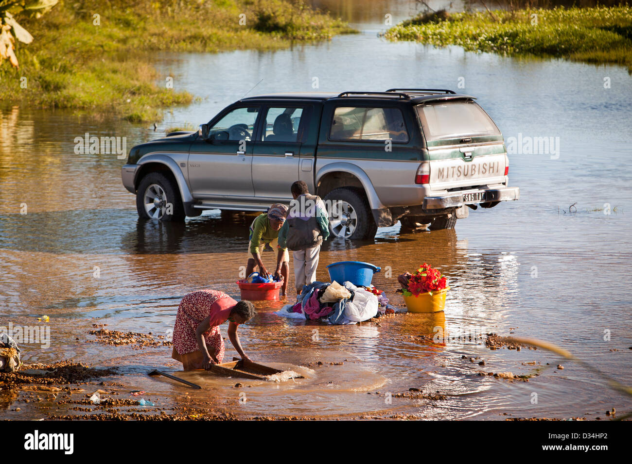 Madagaskar, Ilakaka, Frauen Kleider waschen und schwenken für Saphire im Fluss Stockfoto