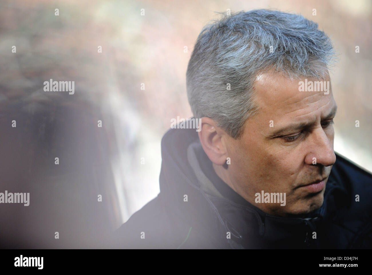 Mönchengladbach, Deutschland, 9. Februar 2013. Mönchengladbach Cheftrainer Lucien Favre ist vor der Bundesliga-Fußballspiel zwischen Borussia Moenchengladbach und Bayer Leverkusen im Borussia-Park in Mönchengladbach, 9. Februar 2013 gesehen. Foto: JONAS GUETTLER/Dpa/Alamy Live News Stockfoto