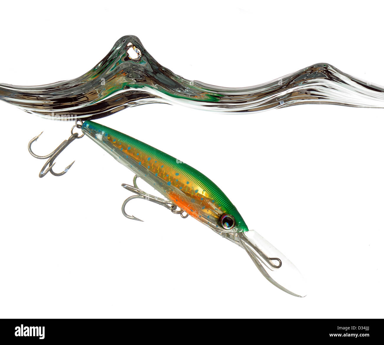 Grün und orange Blinker oder Köder für den Fischfang macht einen Sprung ins Wasser auf weißem Hintergrund Stockfoto