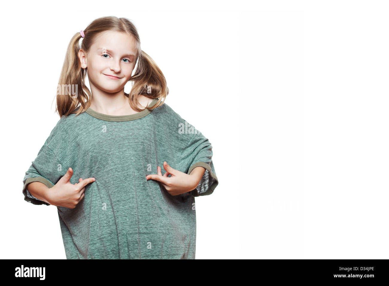 Lustige kleine glückliches Mädchen mit übergroßen T-shirt. Stockfoto