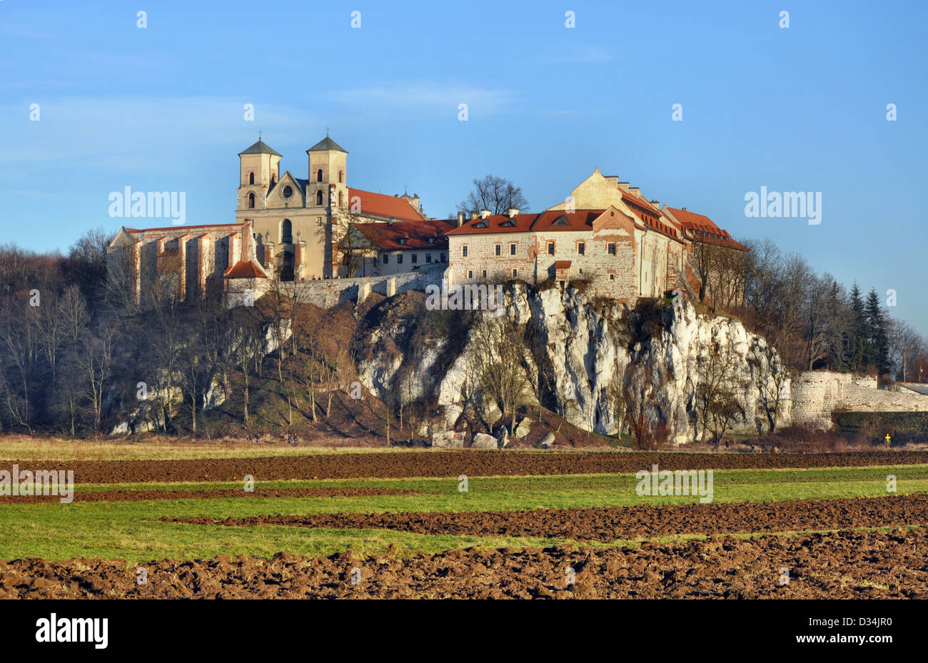 Benediktinerkloster auf dem felsigen Hügel von der Weichsel in Tyniec in der Nähe von Krakau, Polen Stockfoto
