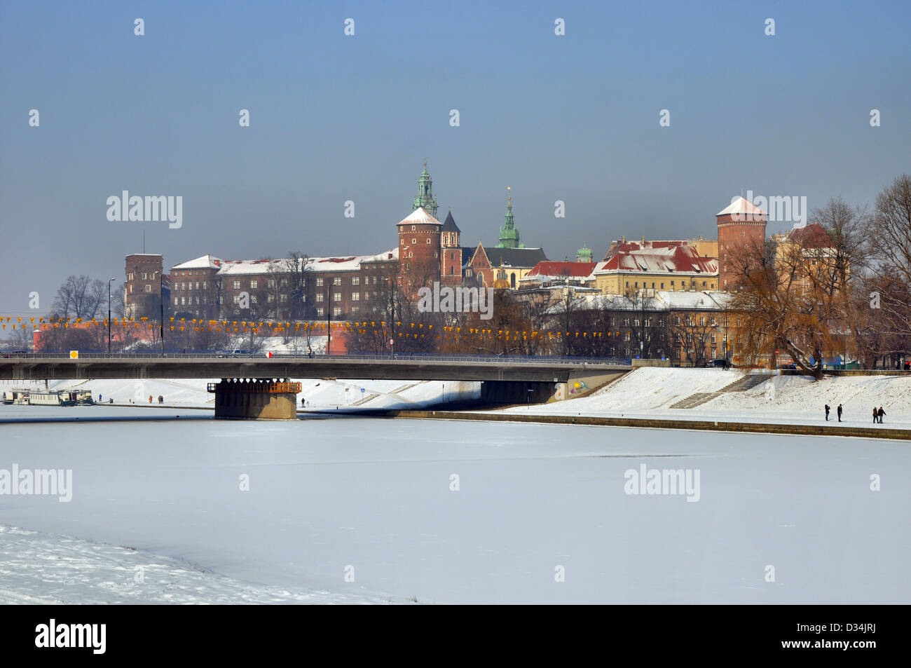 Wawel-Schloss im Winter und gefrorenen Weichsel mit Brücke in Krakau, Polen. Stockfoto