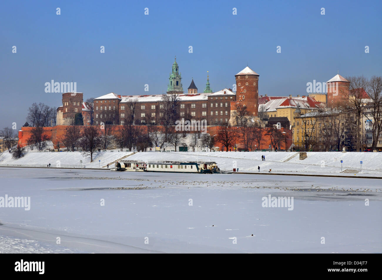 Schloss Wawel in Krakau, Polen, mit gefrorenen Weichsel und den Hafen. Stockfoto