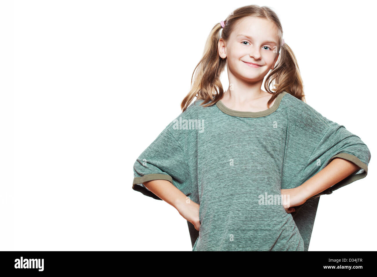 Lustige kleine glückliches Mädchen mit übergroßen T-shirt. Stockfoto