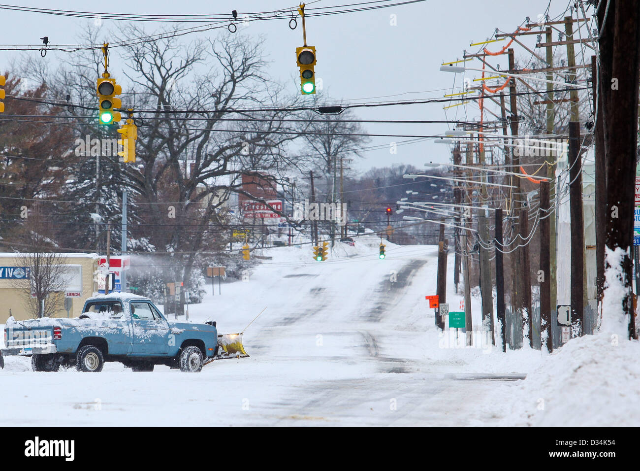 Norwalk, Connecticut, USA. 9. Februar 2013. Pflug LKW auf Bundesstraße 1 nach Wintersturm in Norwalk am Februar 09,2013. Bildnachweis: Miro Vrlik Fotografie / Alamy Live News Stockfoto