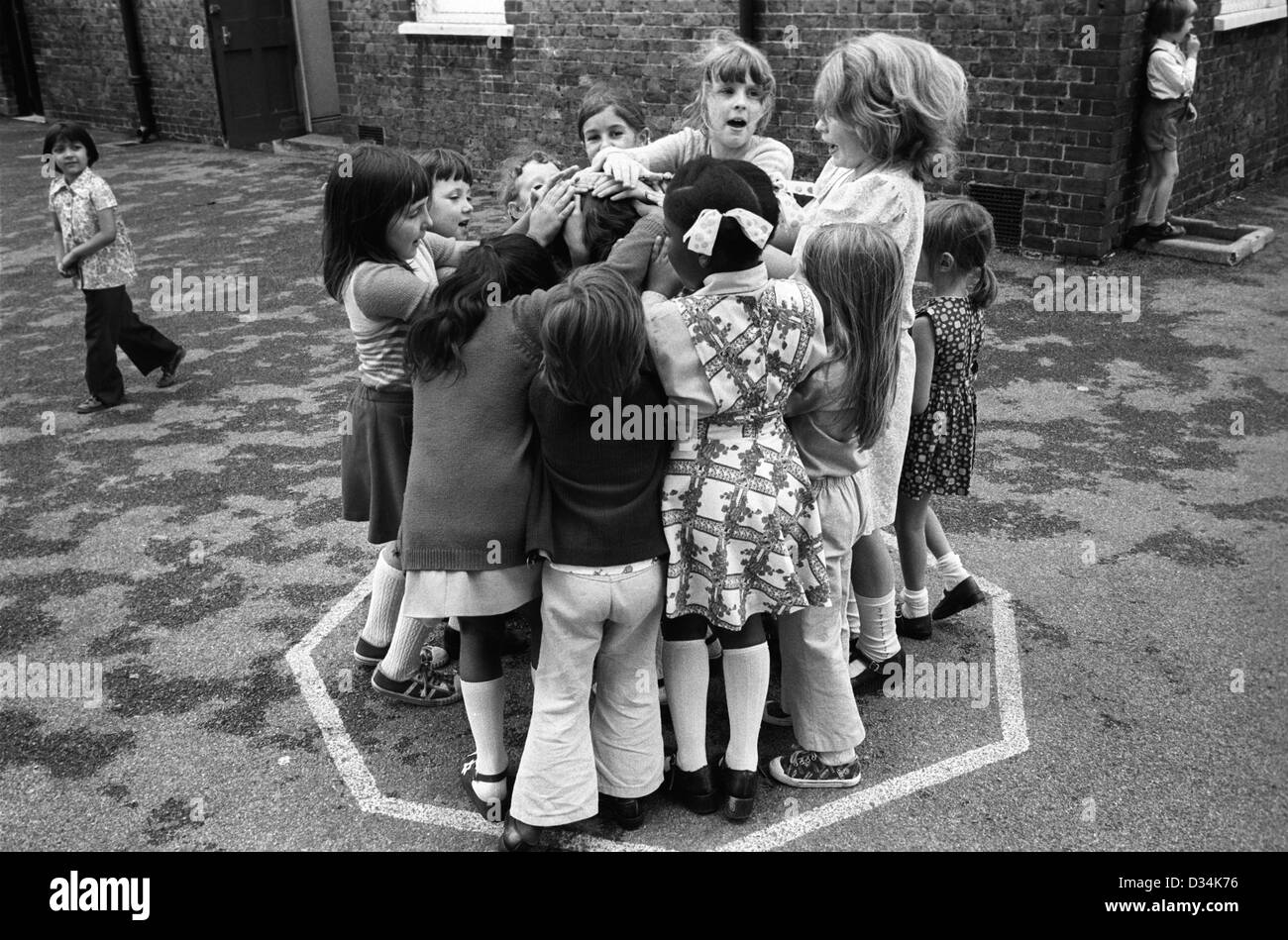Schule Kinder Mädchen spielen Spielplatz Spiele. 1970 s Süden Londons. England. 70 s UK HOMER SYKES Stockfoto