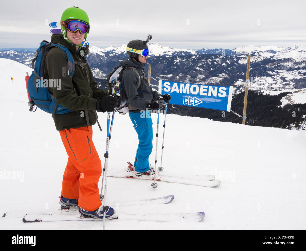 Zwei männliche Skifahrer auf Blau Schneehang Dahu im Grand Massif Skigebiet in den Französischen Alpen oben Samoens Resort, Rhône-Alpes, Frankreich Stockfoto